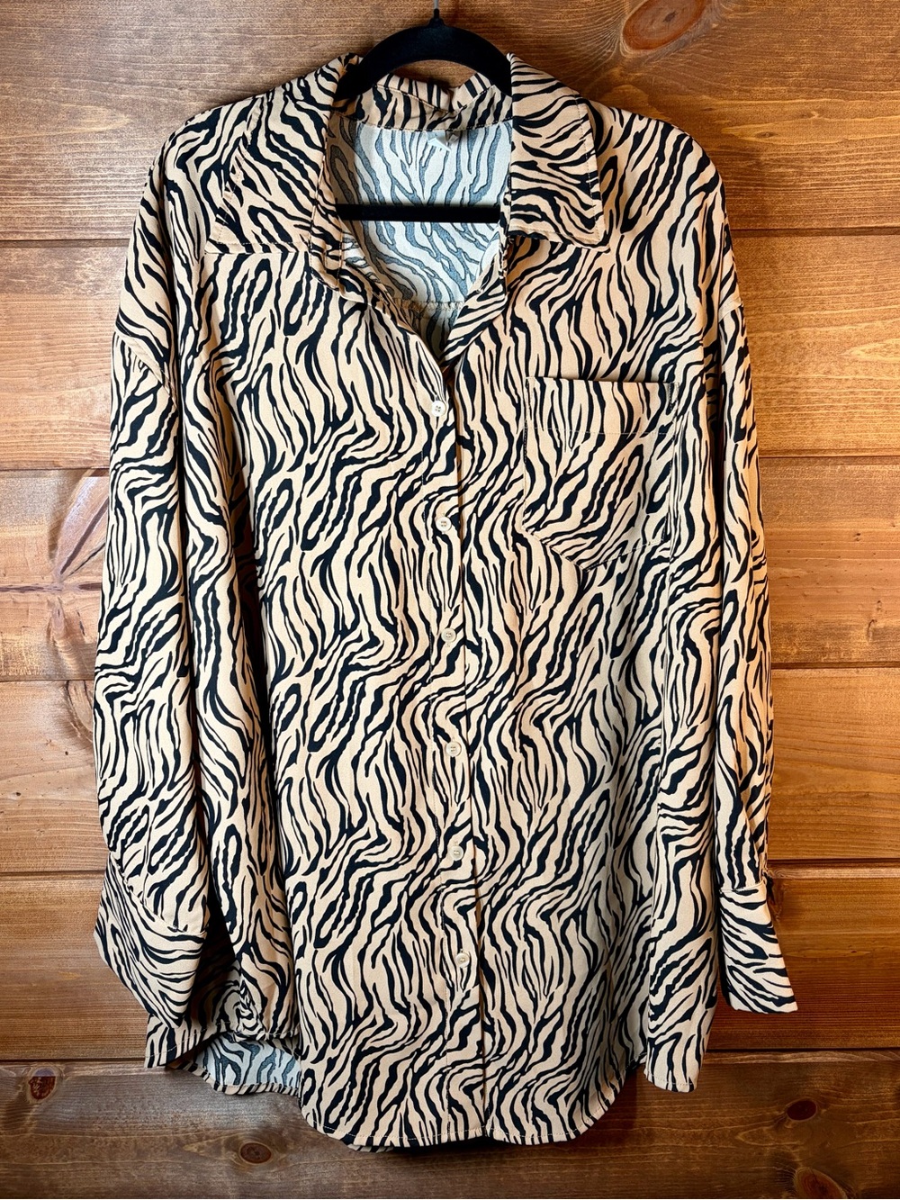 glam Zebra Stripe Oversized Button-Front Blouse in Beige and Black Size Large 💕🖤